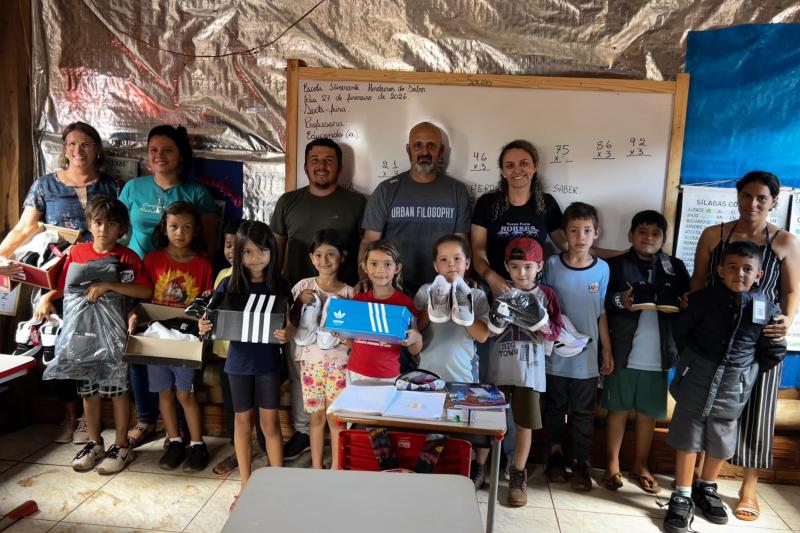 Comissão Especial Temporária, designada a pedido do MPPR, acompanha entrega de calçados e agasalhos na Escola Itinerante Herdeiros do Saber